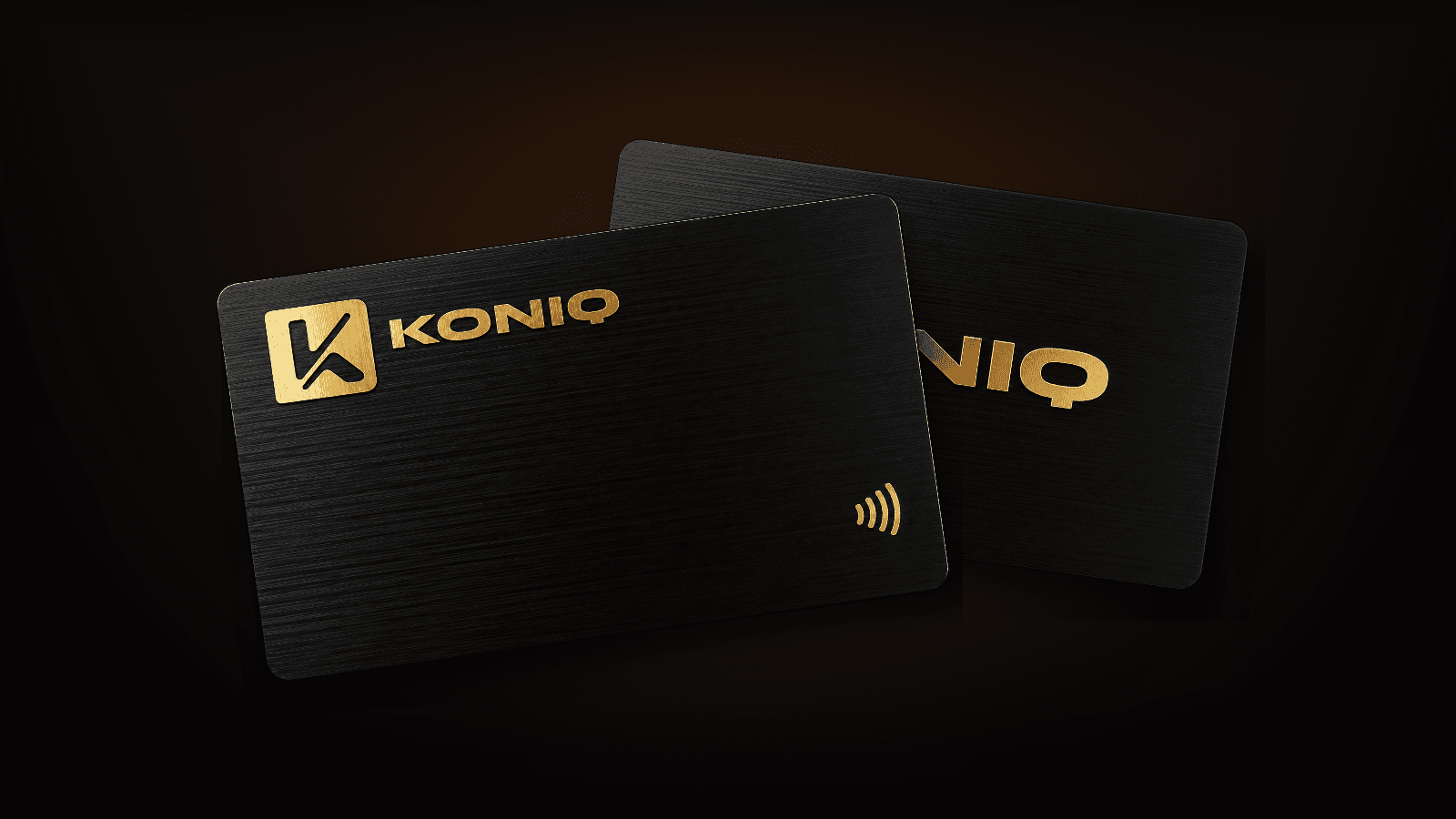 Cartes de visite NFC KONIQ recto et verso, finition noire et or, sur fond sombre premium