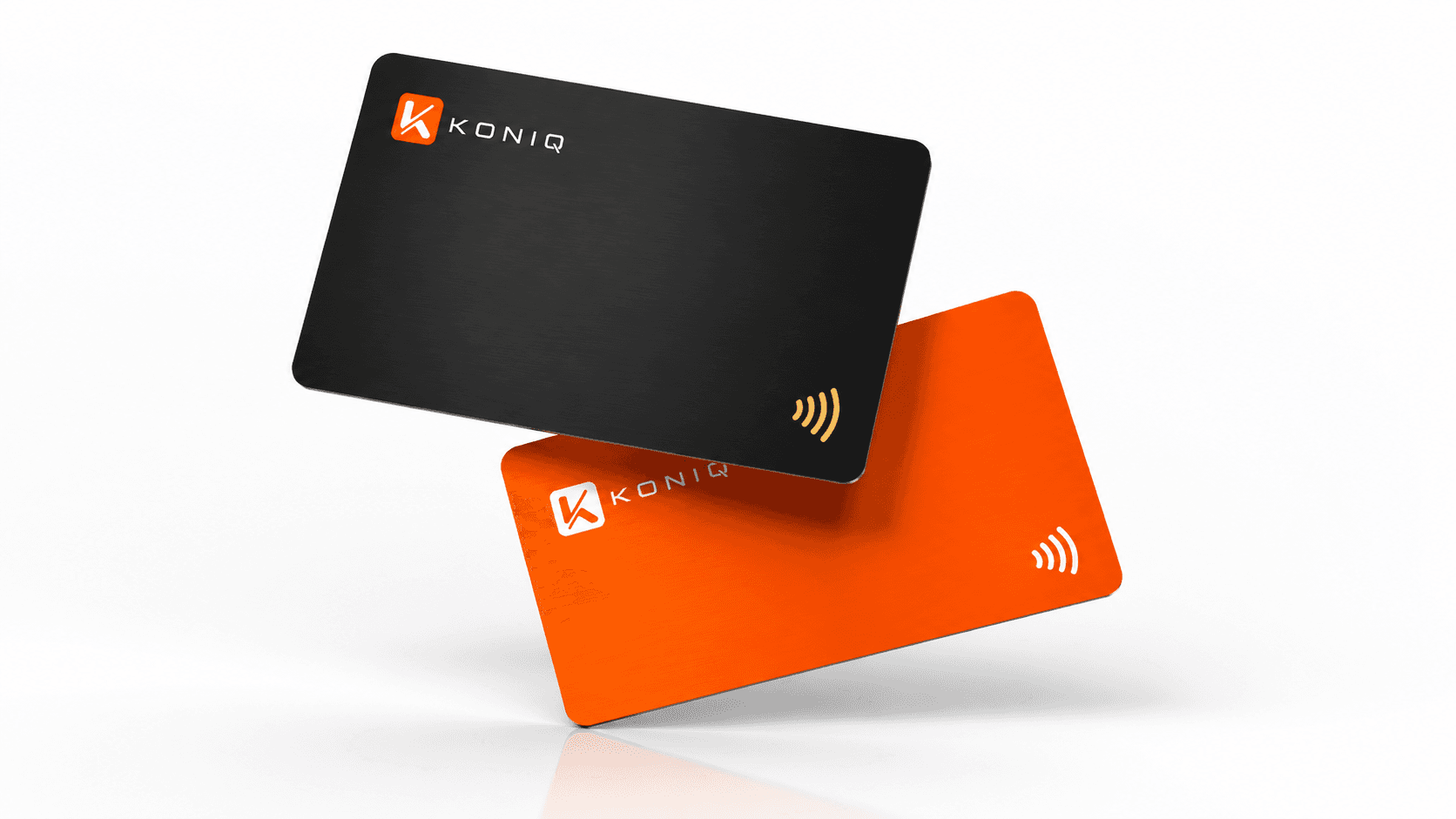 Carte de visite NFC noire KONIQ posée à côté d'un smartphone, symbole d'un paiement unique sans abonnement