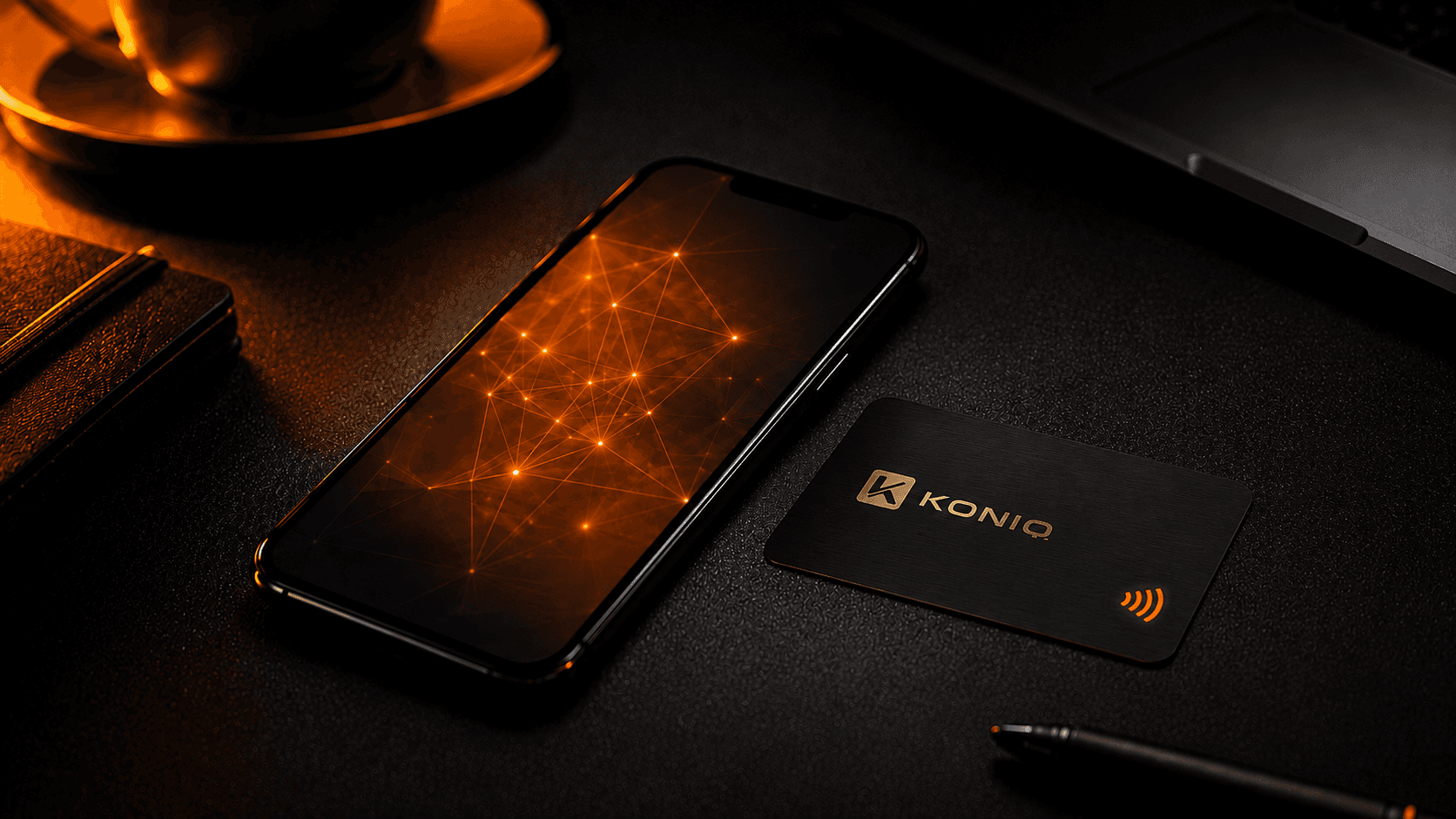 Poignée de main entre deux professionnels avec cartes de visite NFC noire et orange en suspension