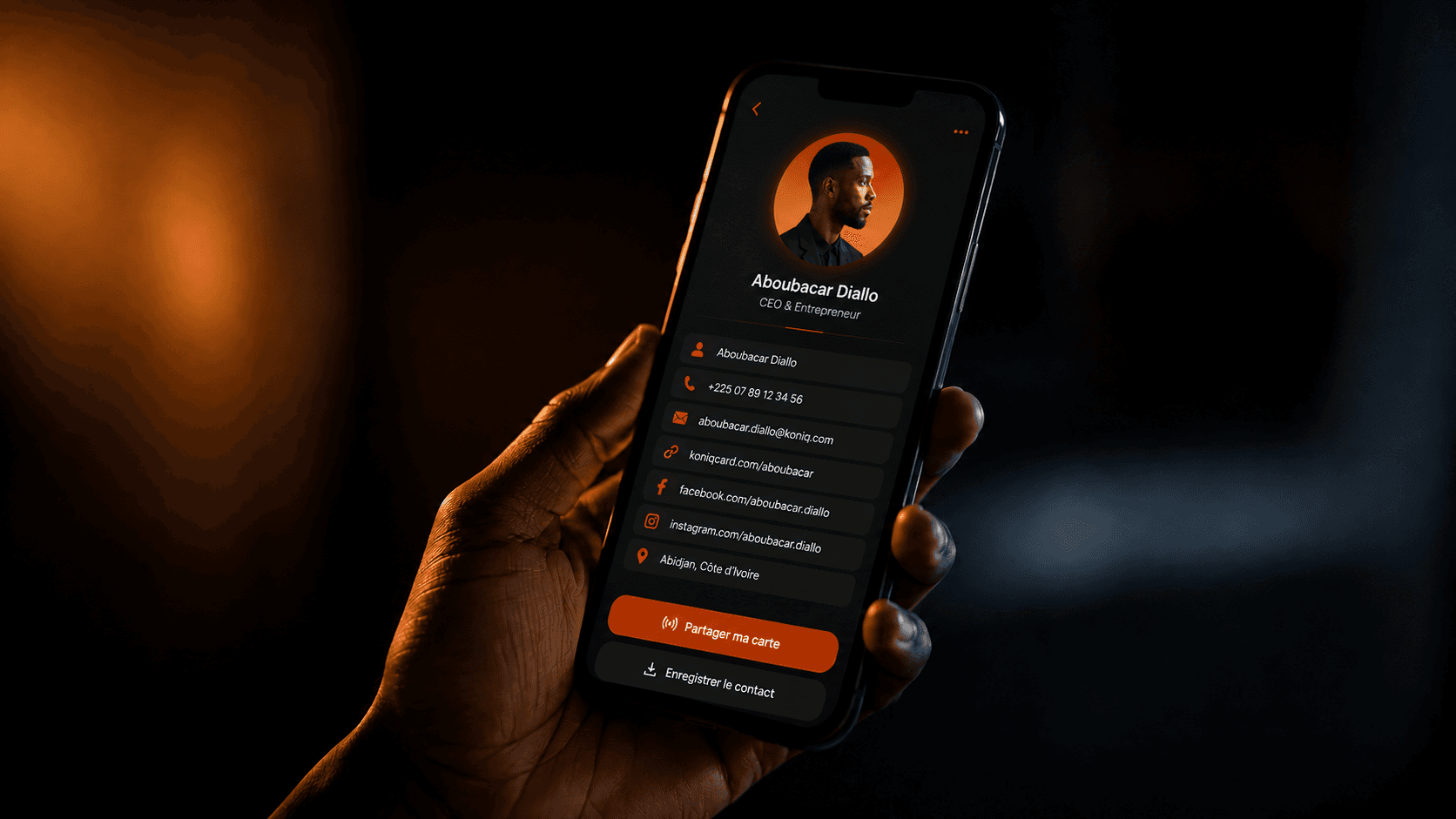 Écran de smartphone affichant un profil professionnel soigné sur fond sombre