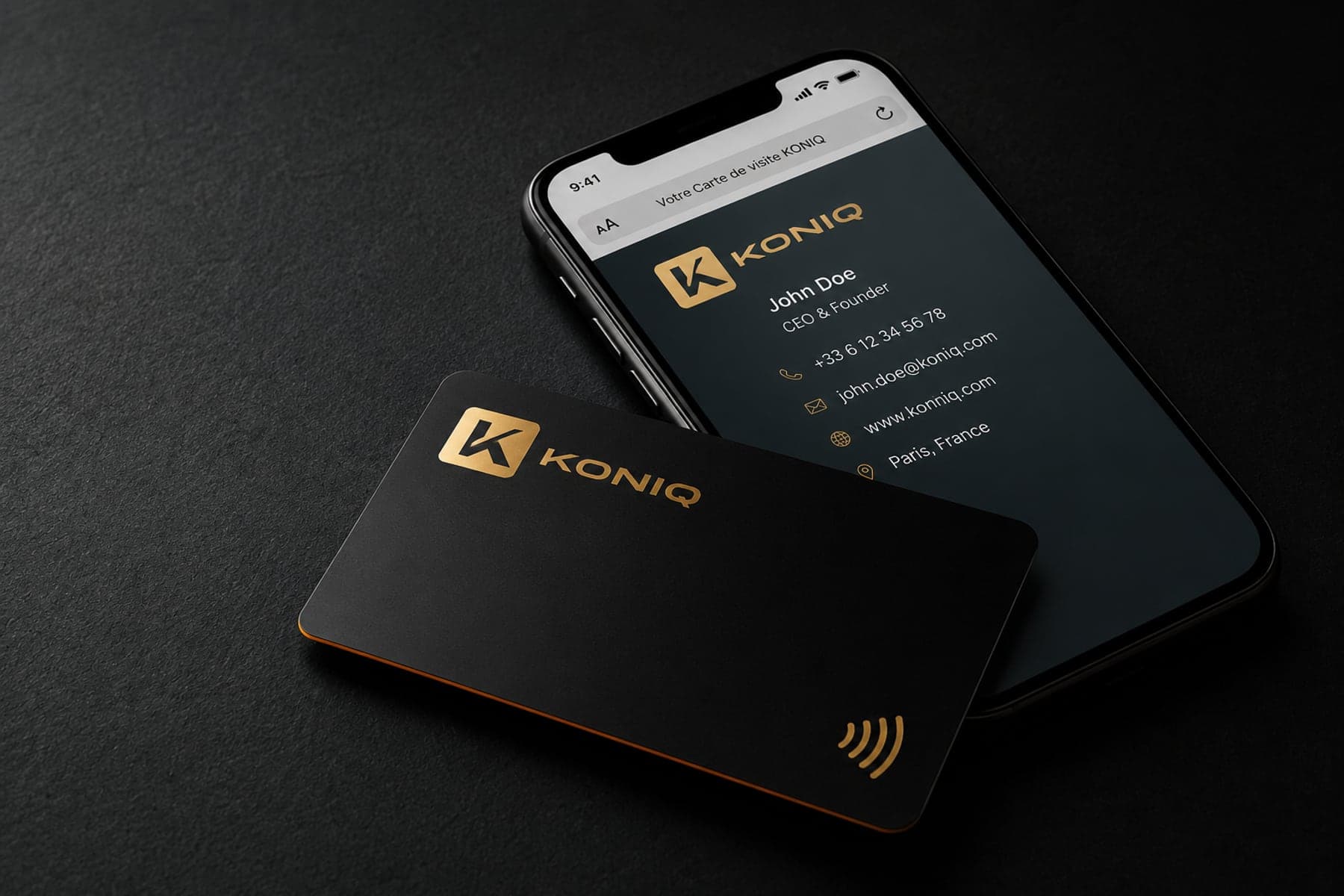 Carte de visite NFC KONIQ noire et or posée devant un smartphone affichant le profil digital