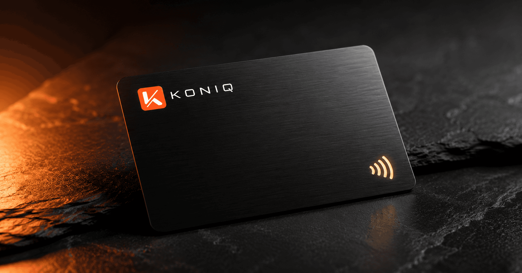 Carte de visite numérique KONIQ noire avec éclairage orange dramatique